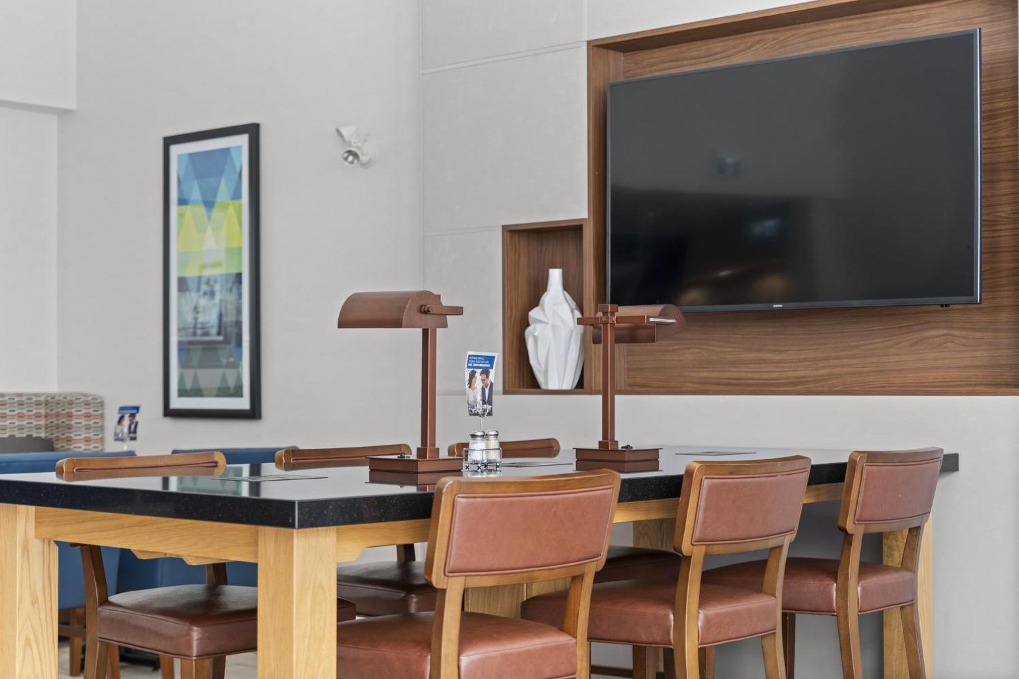 Holiday Inn Express And Suites Surrey By Ihg Экстерьер фото