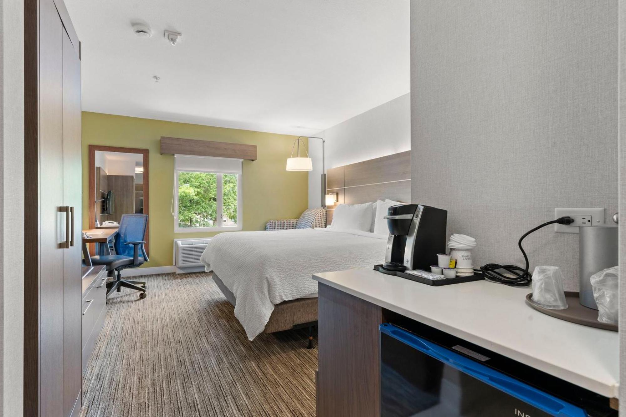 Holiday Inn Express And Suites Surrey By Ihg Экстерьер фото
