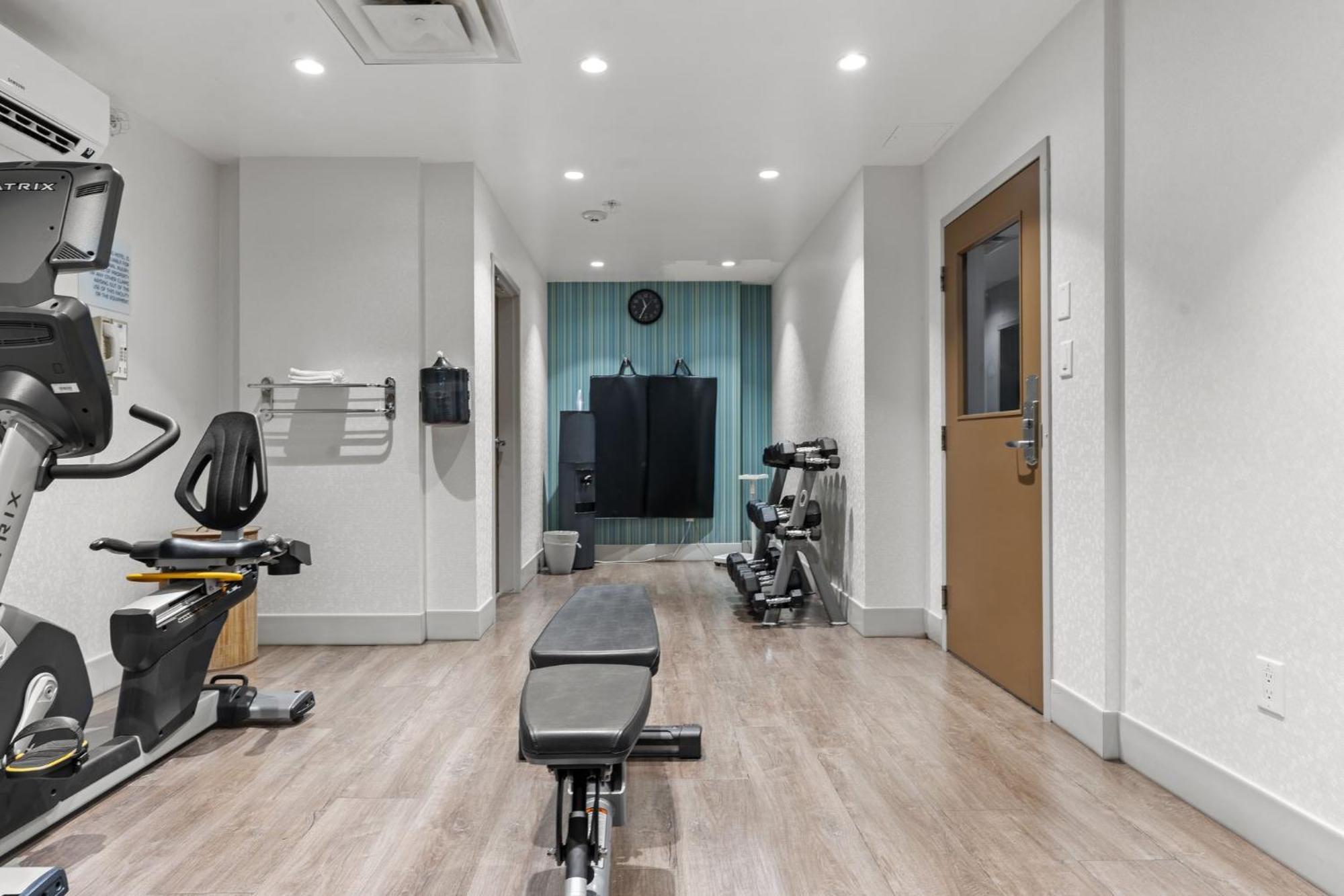 Holiday Inn Express And Suites Surrey By Ihg Экстерьер фото