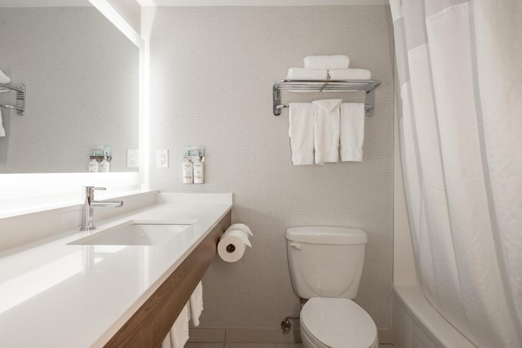 Holiday Inn Express And Suites Surrey By Ihg Экстерьер фото